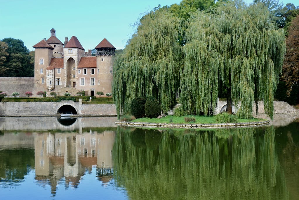 Image: Castle on the water with willow trees on the shore