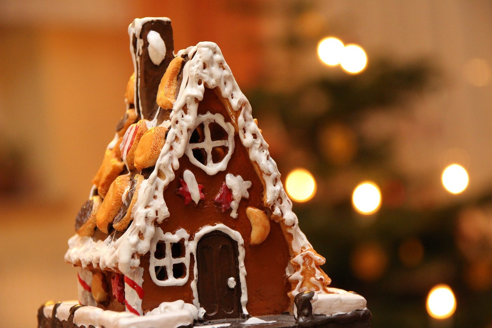 Image: decorated gingerbread house