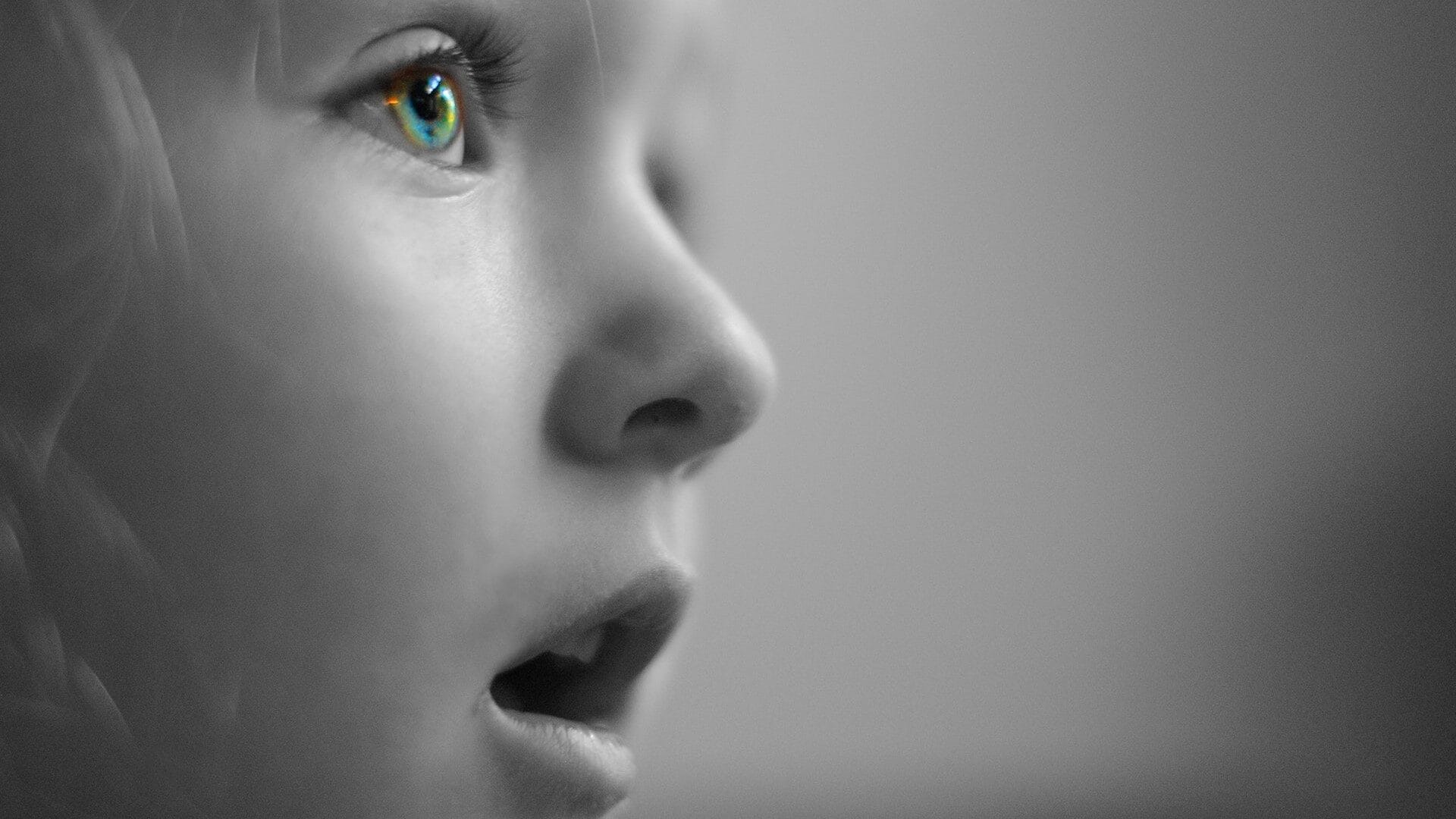 Image: Big-eyed girl with an awestruck face