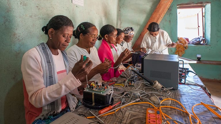 Image: solar mamas learning to become solar engineers