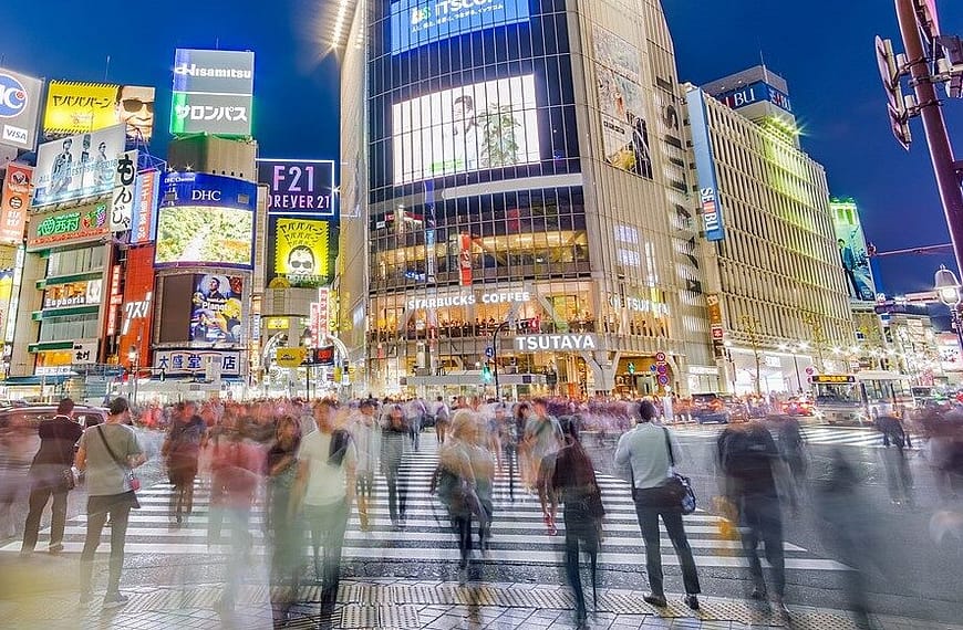Image: People crossing the scramble in Shibuya, Tokyo, Japan