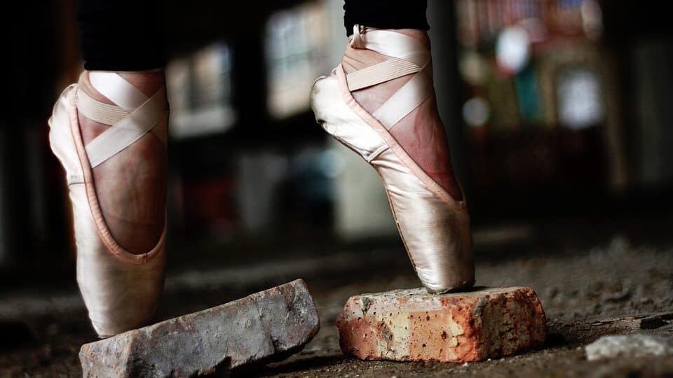 Image: Dancer on pointe on bricks
