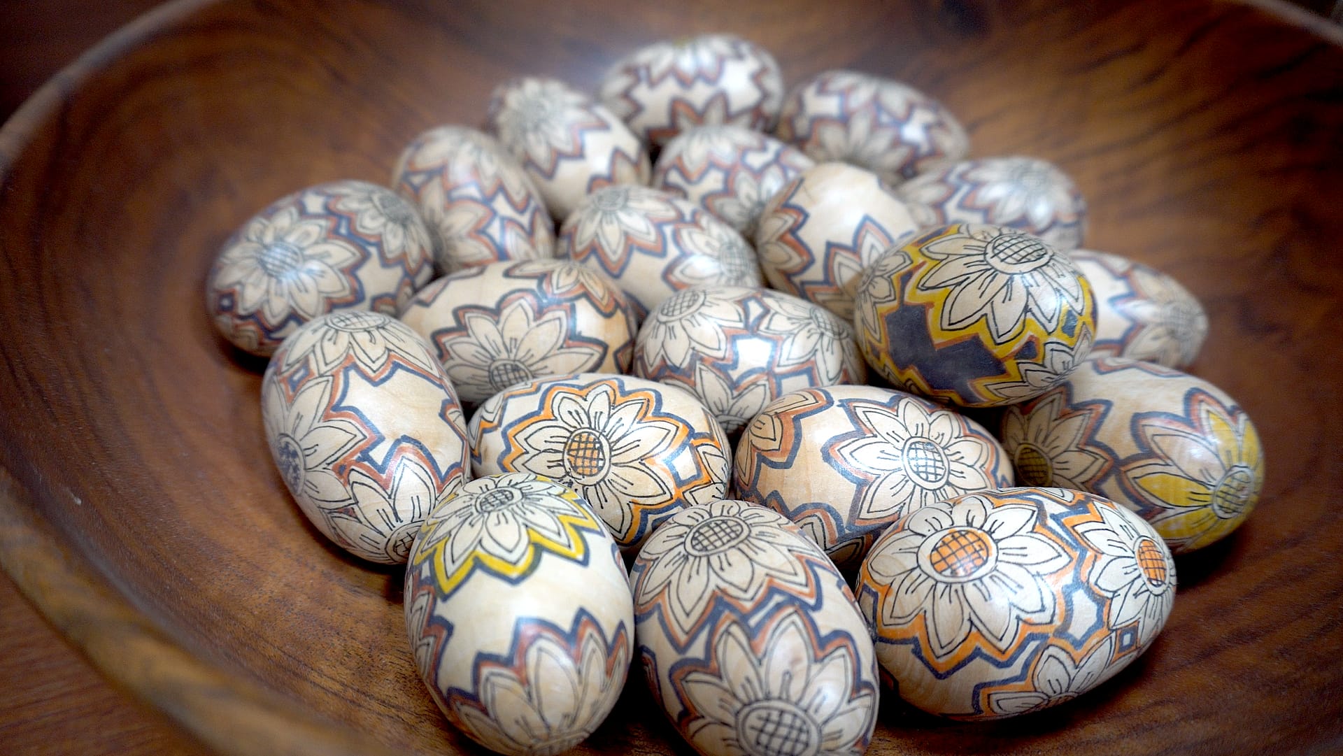 Image: Shari Kadar painted eggs in a bowl