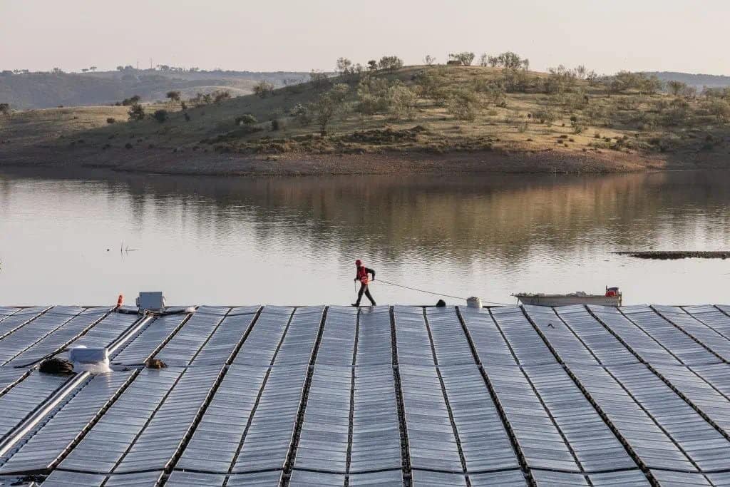 Image: A floating solar array