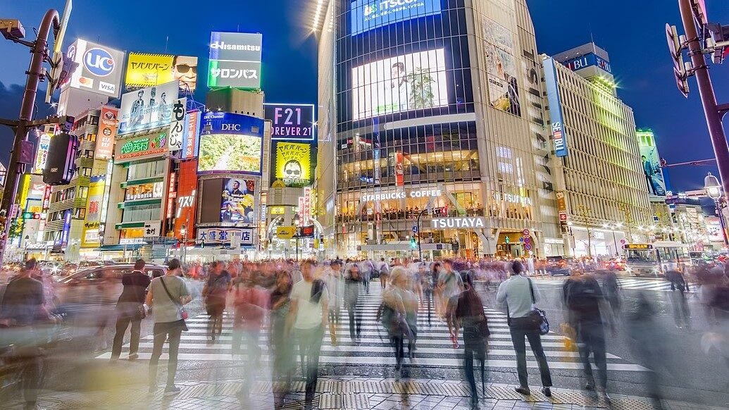 Image: People crossing the scramble in Shibuya, Tokyo, Japan